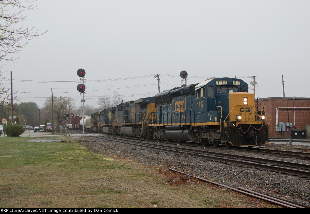 CSXT 1712 Leads M427 in Portland